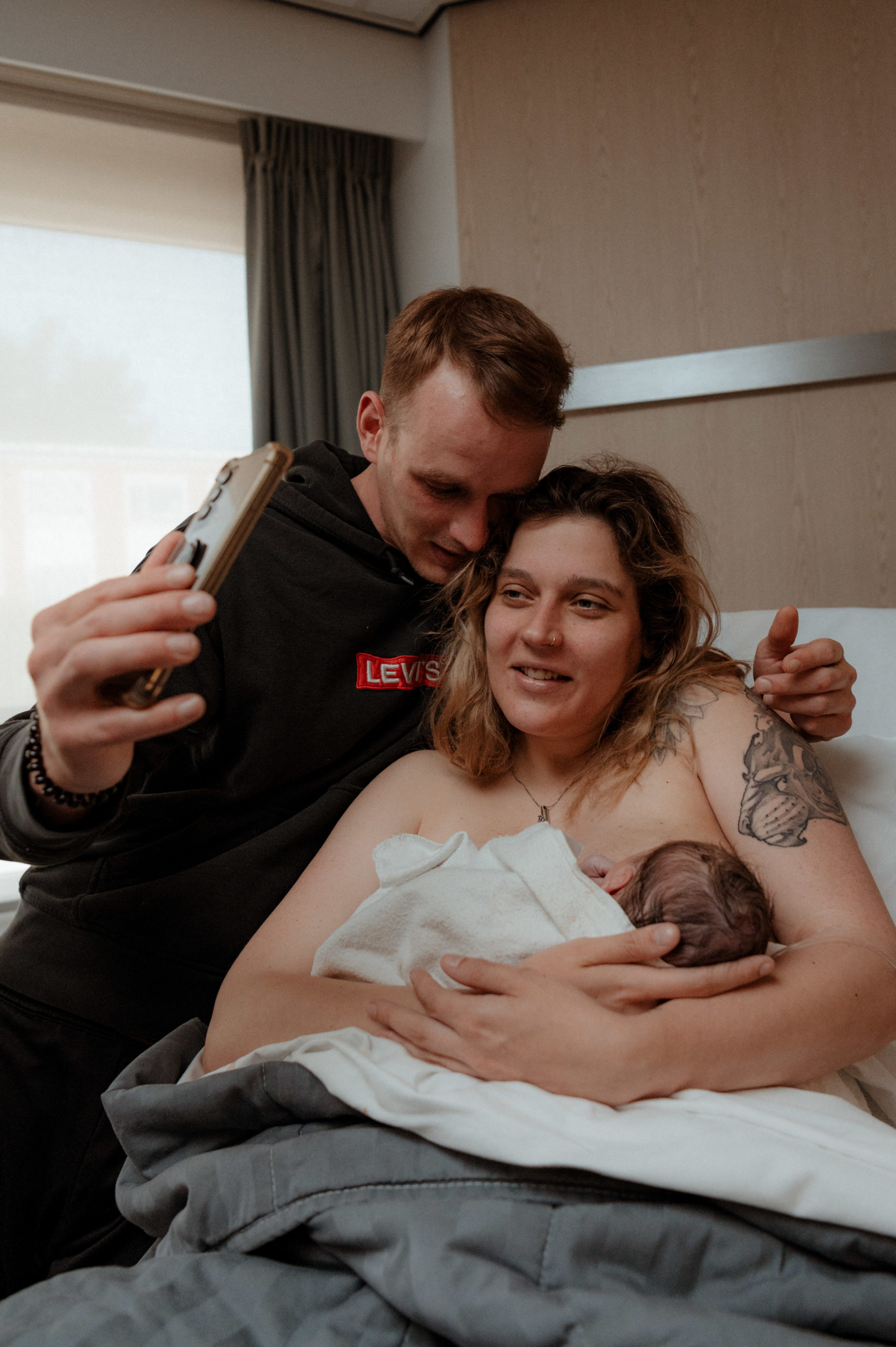 familie ontmoet pasgeboren baby